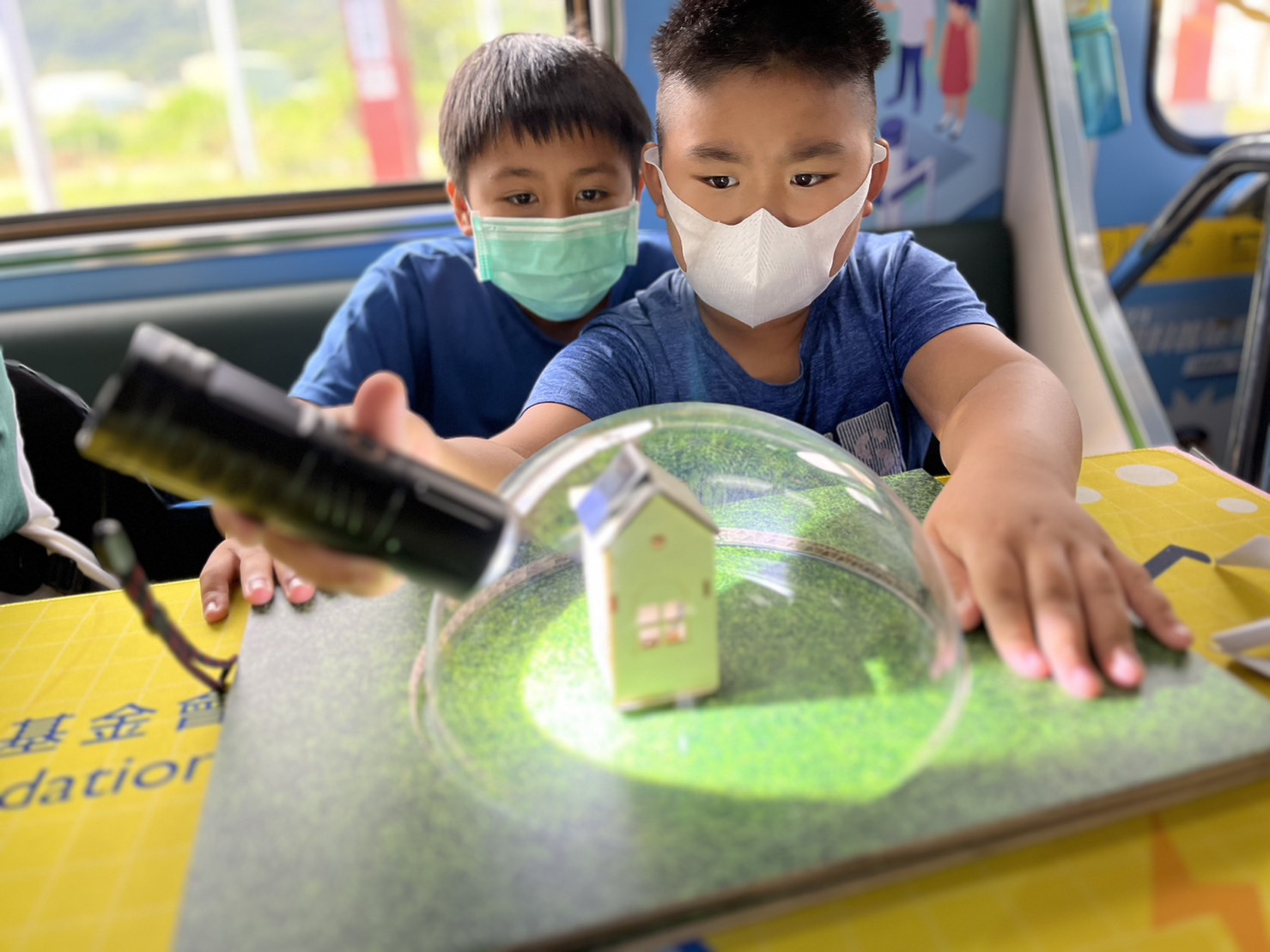ng28南宫相信品牌力量參與基礎科學主題車廂，以STEAM教學精神，設計「逐日科學家」、「太陽能工程師」以及「淨零建築師」三大能源科普課程和實驗